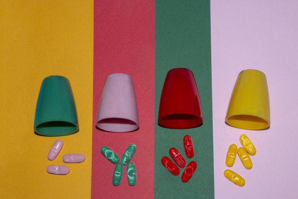 橙色背景的绿色杯子，前面有粉色药丸，红色背景的粉色杯子，绿色背景的红色药丸，红色杯子，绿色背景的红色药丸，粉色背景的黄色药丸图片下载