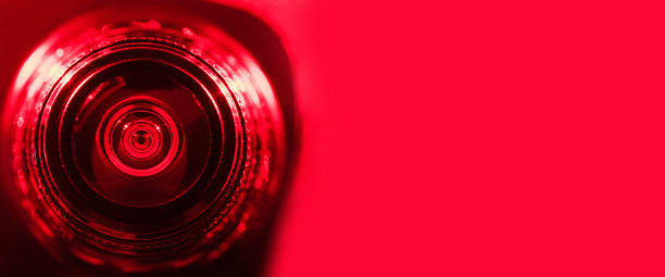 .带有红色背光的镜头。横幅图片下载