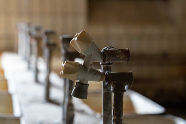 破旧的水龙头生锈的特写图片下载