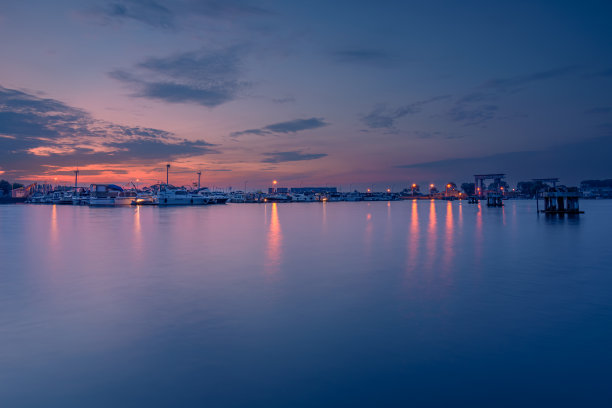 日落与蓝色小时在纽波特，比利时图片下载
