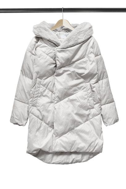 大衣挂在衣架上图片下载