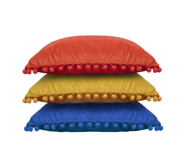 三个枕头叠在白色bg上图片下载