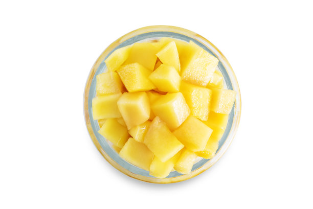 希腊酸奶和芒果片在一个白色的孤立背景玻璃图片下载