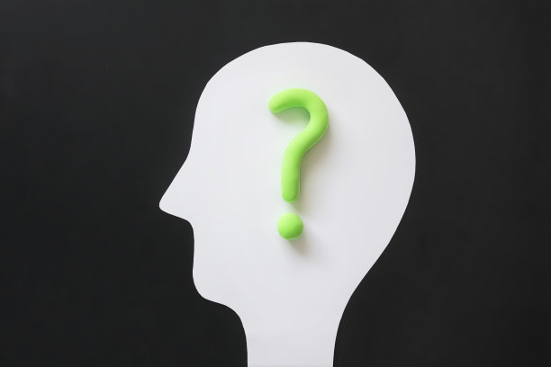 人脑内有问号的头部轮廓。观念创新、好奇、创造力或自我怀疑或犹豫。图片下载