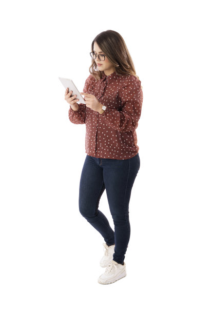 年轻女子手持数码平板电脑图片下载