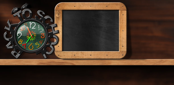 回到学校-闹钟和木架上的空黑板图片下载