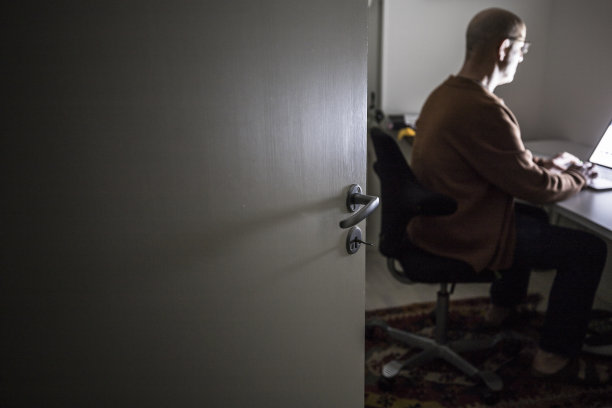 一个人坐在电脑前图片下载