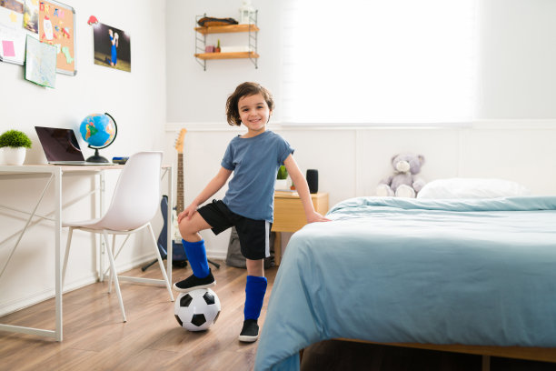 一个踢足球的运动小男孩图片下载