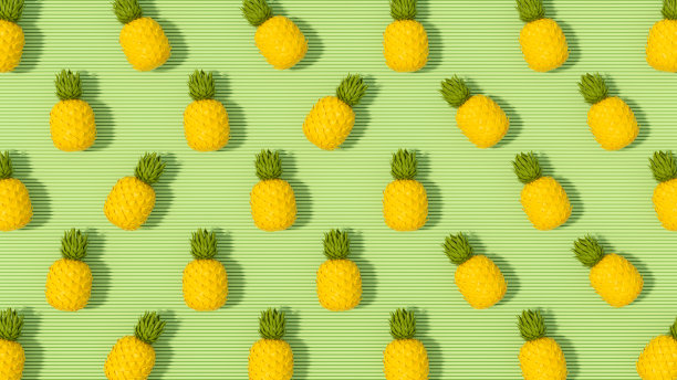 阳光下的绿色背景上的热带菠萝图片下载