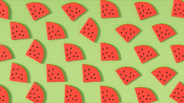 西瓜在绿色背景与阳光图片下载