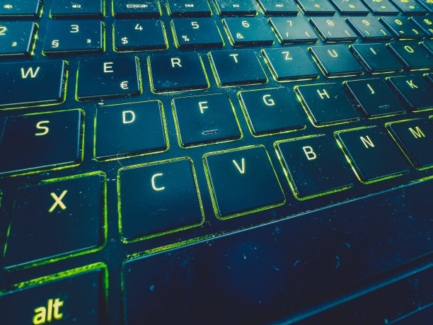 笔记本键盘上有绿黄色的光。图片下载