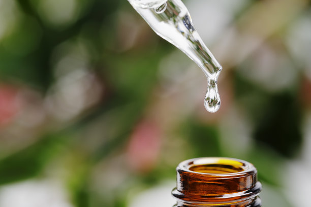 棕色草药萃取瓶，带滴管图片下载