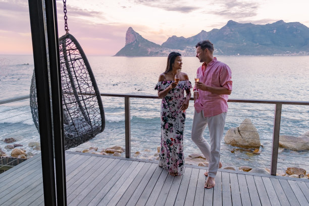 在南非开普敦度假，一对夫妇在阳台上喝咖啡图片下载