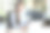 年轻的女商人戴着耳机在现代办公室里用笔记本电脑工作图片下载