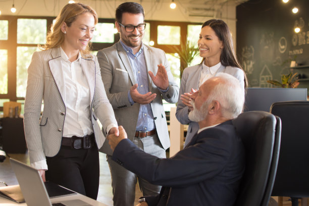 商务人士在现代办公场所握手，结束会议图片下载