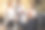 商务人士在现代办公场所握手，结束会议图片下载