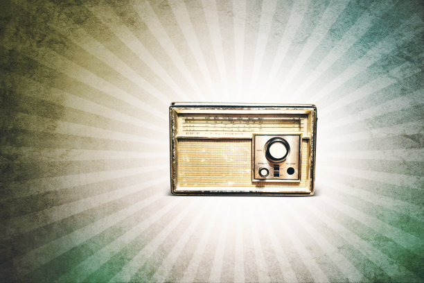 古董旧收音机，条纹墙背景图片下载