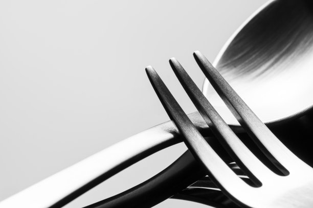 叉子和勺子在白色的背景图片下载