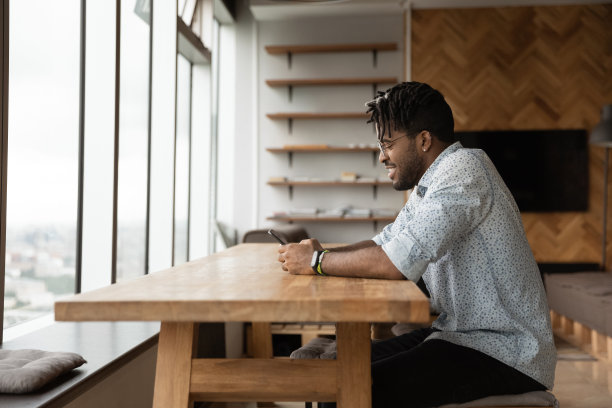 快乐的千禧一代非裔美国人使用智能手机。图片下载