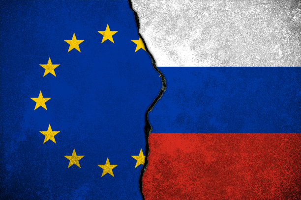 混凝土墙背景上绘有欧盟和俄罗斯国旗图片下载