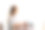侧面的想法，年轻的商业妇女坐在书桌与笔记本电脑在现代的办公室，拿着咖啡杯，看着窗外。图片下载