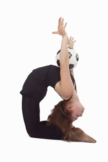 白人体操运动员运动员在训练装备在腿部分裂练习肌肉伸展在地板上摆姿势图片下载