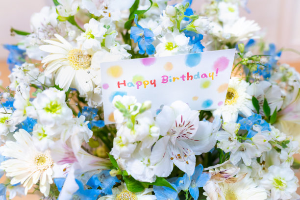 一张漂亮的花篮的照片。生日和周年纪念礼物的图片。图片下载