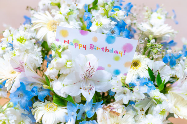 一张漂亮的花篮的照片。生日和周年纪念礼物的图片。图片下载