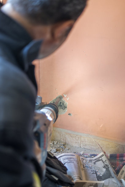 工人用风动锤钻切割墙体混凝土砖图片下载