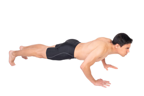 赤膊男子在工作室做俯卧撑图片下载