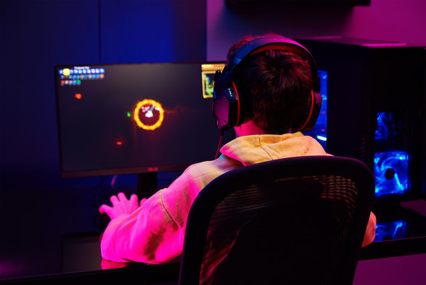 玩家玩电脑游戏时，使用rgb霓虹色键盘图片下载