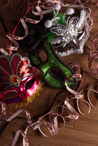 狂欢节面具，精美的威尼斯面具细节上用蛇纹石摆着，选择性聚焦。图片下载