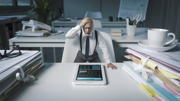 业务主管在检查财务报告时感到震惊图片下载