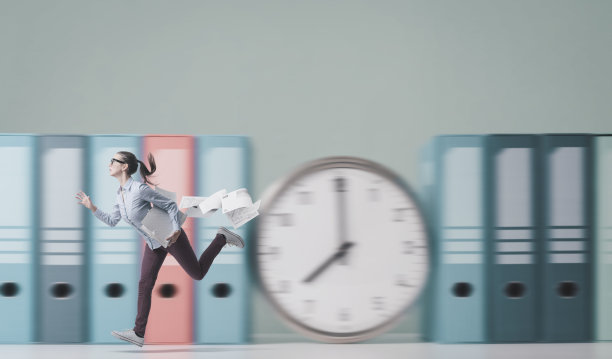 女人跑步和工作的最后期限图片下载