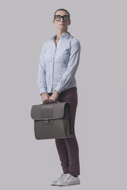拿着公文包的年轻女商人图片下载