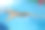 一个男人在泳池里游泳。图片下载