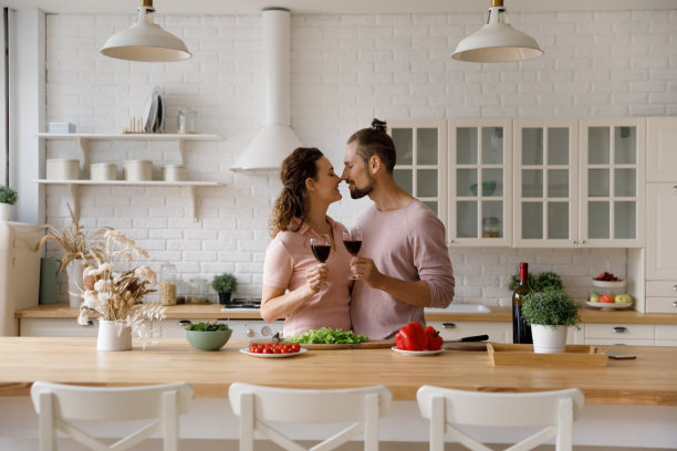 恩爱夫妻相碰鼻子，庆祝周年纪念日。图片下载