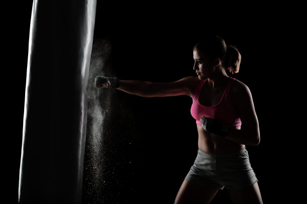 女孩用拳头打拳击袋图片下载