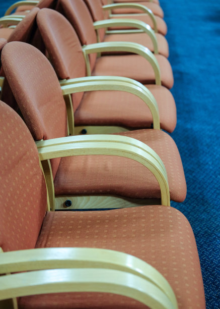 等候、演讲或演示的概念:等候区或演讲厅有许多空椅子-选择性的焦点图片下载