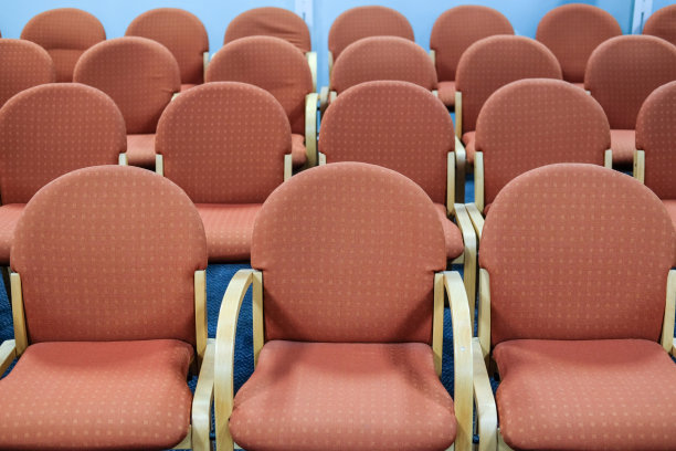 等候、演讲或演示的概念:等候区或演讲厅有许多空椅子-选择性的焦点图片下载