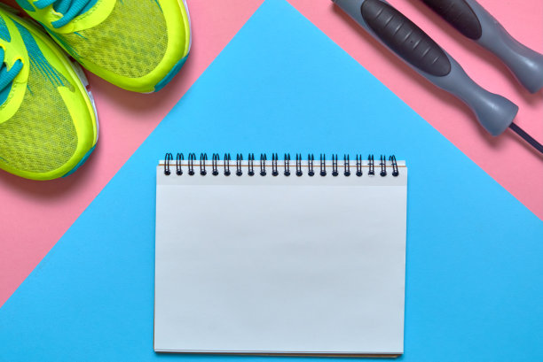运动器材与鞋，跳绳和空白笔记本在粉红色和蓝色粉彩背景，复制空间。俯视图，平躺。运动，健身理念，健康生活方式图片下载