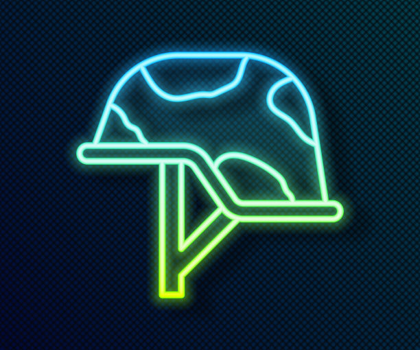 发光霓虹灯线军事头盔图标孤立在黑色背景。军帽象征防御和保护。防护帽。向量图片下载