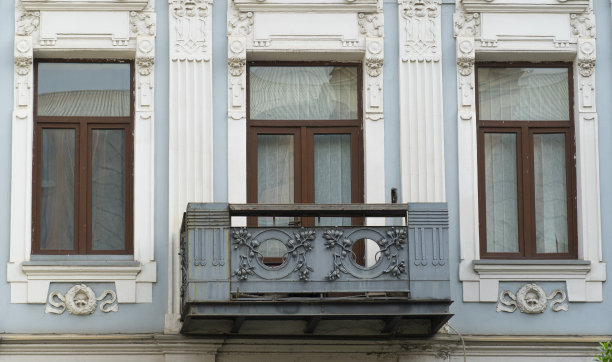 旧的老式阳台。老建筑。古老的建筑和美丽的阳台图片下载