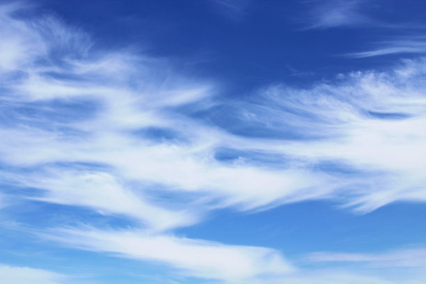 美丽的蓝天和白色的卷云。水平的观点。背景。景观。图片下载