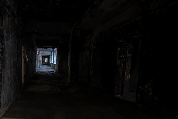 旧的废弃的建筑。废弃房子的旧楼梯。房间内部。战争的后果图片下载