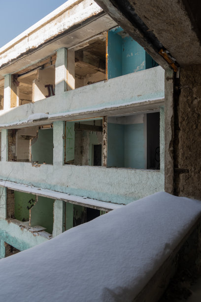 旧的废弃的建筑。废弃房子的旧楼梯。房间内部。战争的后果图片下载