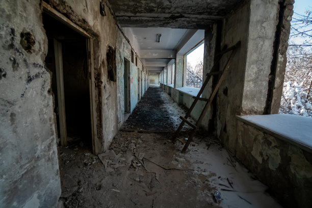 旧的废弃的建筑。废弃房子的旧楼梯。房间内部。战争的后果图片下载
