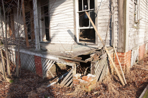 倒塌的一面旧木屋图片下载