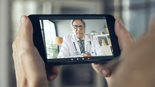 医生在打电话图片下载