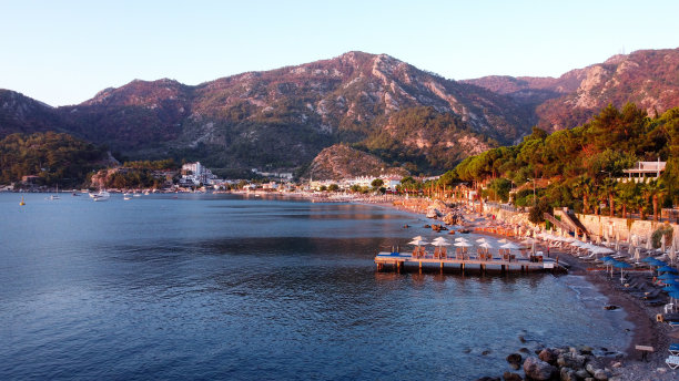 土耳其图伦克海滩的航拍照片。无人机拍摄到度假村里的日出。沙滩上一排排的雨伞和日光浴床。图片下载